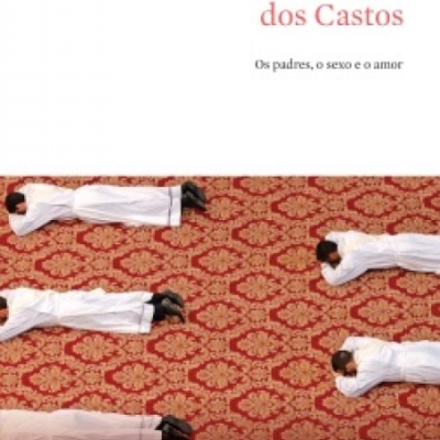 Capa do livro 'A Casta dos Castos' com pessoas de branco deitadas em chão vermelho decorativo.