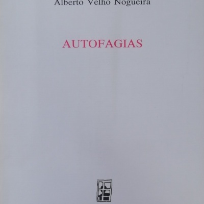 Capa de livro intitulada AUTOFAGIAS por Alberto Velho Nogueira com selo HOMEM À JANELA