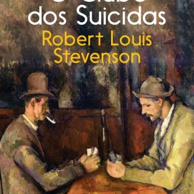 Capa de livro 'O Clube dos Suicidas' mostrando dois homens com chapéus a jogar cartas numa mesa de madeira.