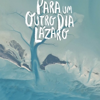 Capa de livro com título Para um outro dia Lázaro e fundo azul texturizado