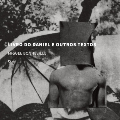Capa de livro preto e branco com figura humana de costas e texto do título e autor