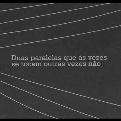 Texto em português sobre fundo cinza escuro com linhas brancas curvas paralelas.