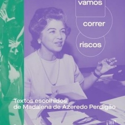 Capa de livro com fotografia a preto e branco de mulher sentada a uma mesa, texto 'vamos correr riscos'