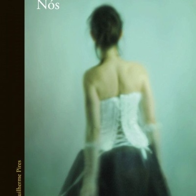 Capa do livro Nós de Manuel Vilas com imagem desfocada de pessoa com vestido preto e corpete branco