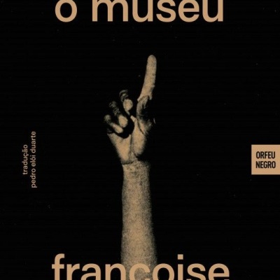 Capa de livro preta com texto bege e braço levantado apontando para cima