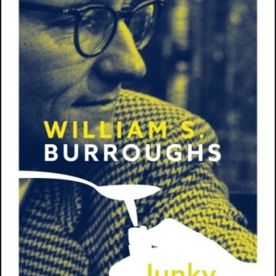 Capa de livro com fotografia de homem e texto 'Junky' e 'William S. Burroughs'.