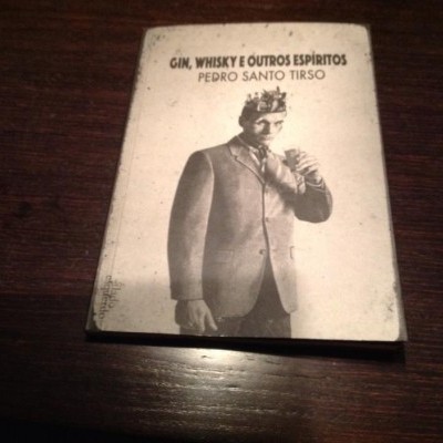 Capa de livro com homem de fato e texto Gin, Whisky e Outros Espíritos