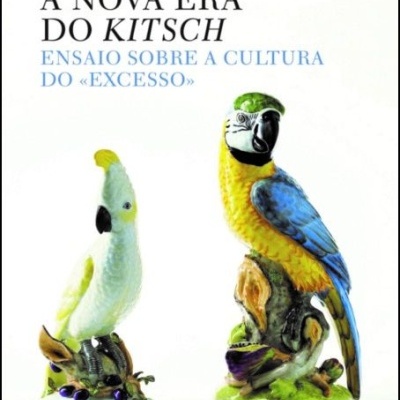 Capa do livro A Nova Era do Kitsch com duas esculturas de papagaios em porcelana