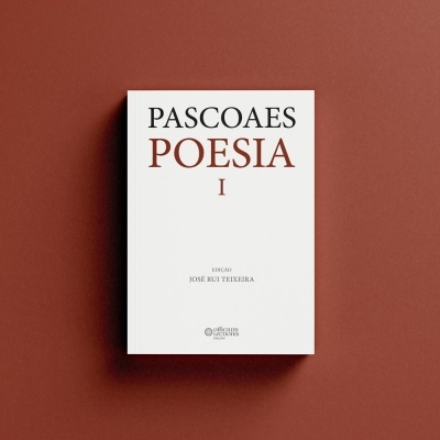 Livro branco com título 'PASCOAES POESIA I' sobre fundo castanho