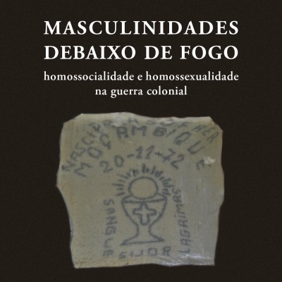 Capa de livro com título e fragmento de cerâmica com texto manuscrito e desenho