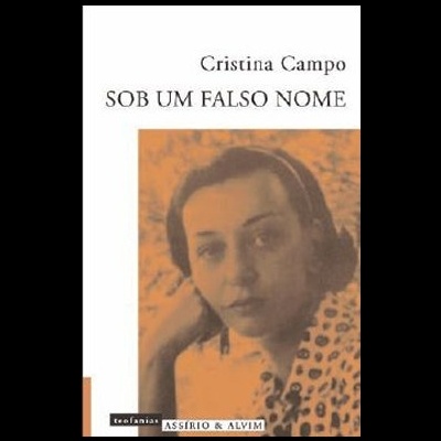 Capa do livro 'SOB UM FALSO NOME' de Cristina Campo com foto sépia de mulher e textos editoriais