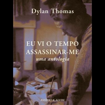 Capa de livro de Dylan Thomas com título em branco sobre fotografia sépia de homem escrevendo