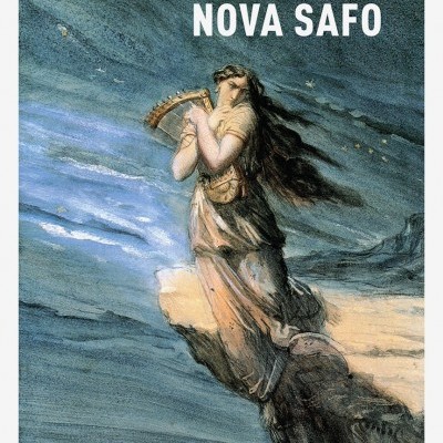 Capa de livro com mulher tocando harpa numa rocha perto do mar à noite
