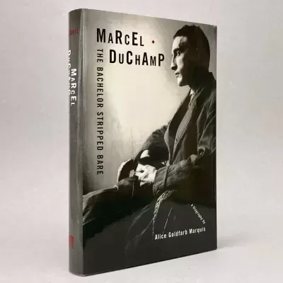 Livro de arte 'Marcel Duchamp The Bachelor Stripped Bare' com capa preta e branca e fotografia de homem sentado