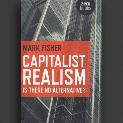 Capa do livro 'Capitalist Realism Is There No Alternative?' de Mark Fisher com imagem de arranha-céus e texto em laranja, branco e preto