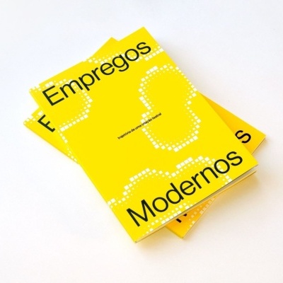 Livro amarelo com texto Empregos Modernos e pegadas brancas estilizadas.