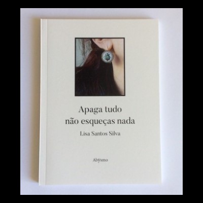 Capa branca de livro com título e foto de um ouvido com brinco colorido
