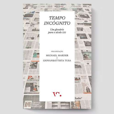 Capa de livro com fundo de jornais e texto em branco vertical ao centro