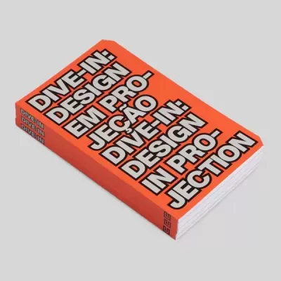 Livro laranja com texto em branco e preto empilhado