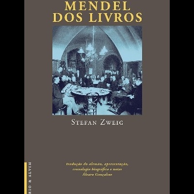Capa do livro 'Mendel dos Livros' de Stefan Zweig com pessoas em volta de mesa sob lustre