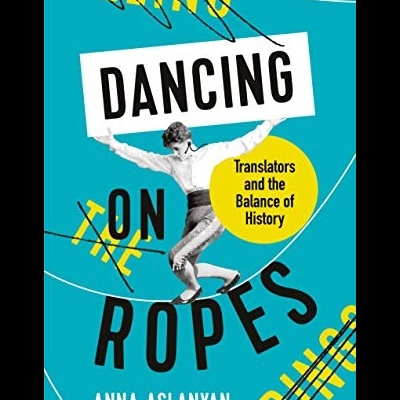 Capa de livro azul com textos e imagem de pessoa em movimento