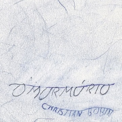 Texto manuscrito OMORMÓRIO e CHRISTIAN BOBIN em fundo texturado cinza claro