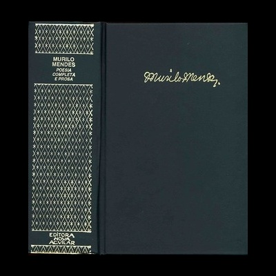 Livro de capa dura preto com texto e padrão dourado