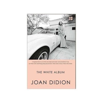 Capa do livro The White Album com mulher ao lado de carro branco