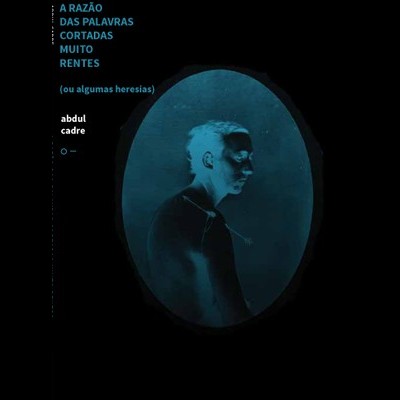 Capa de livro azul e preto com texto e imagem de jovem em perfil dentro de moldura oval.