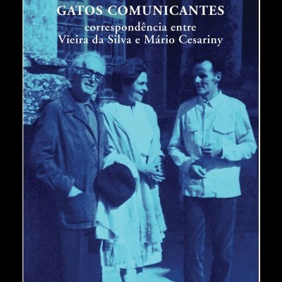 Capa de livro com fotografia antiga a azul e título em branco.