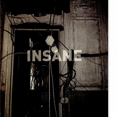 Palavra INSANE em parede antiga com fios elétricos expostos