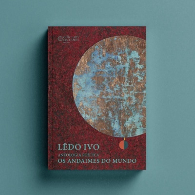 Livro Lêdo Ivo Antologia Poética Os Andaimes do Mundo com capa vermelha e azul