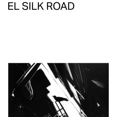 Página de livro com texto e imagem em preto e branco de rua estreita com sombras
