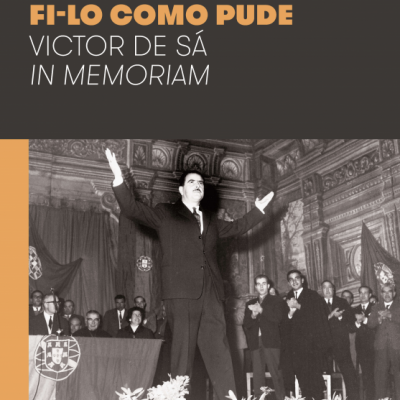 Cartaz com foto em preto e branco de homem de terno com braços levantados e texto em português.