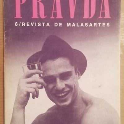 Capa de revista PRAVDA com homem sorridente sem camisa e chapéu segurando copo
