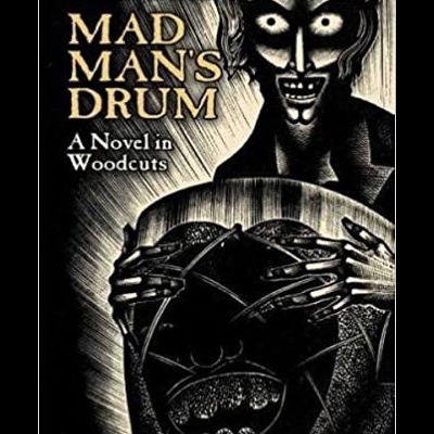 Capa de livro preto e branco com figura sombria segurando tambor