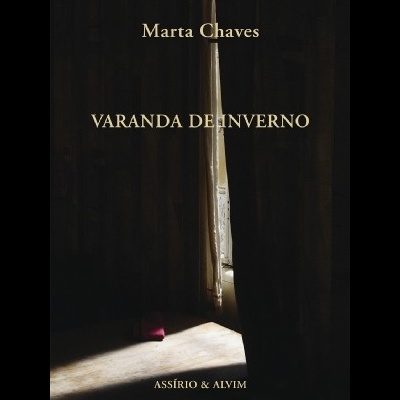 Capa de livro 'VARANDA DE INVERNO' de Marta Chaves com luz entrando por cortina semiaberta