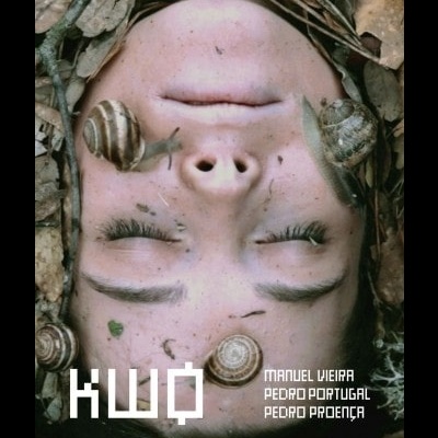 Livro com rosto de pessoa com olhos fechados e caracóis ao redor