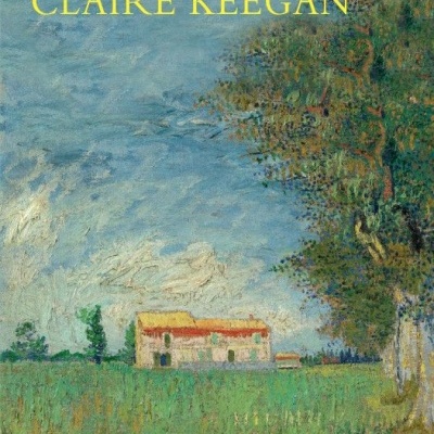 Capa do livro ACOLHER de Claire Keegan com pintura de casa em campo e céu azul.