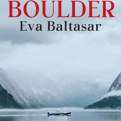 Capa do livro 'Boulder' com paisagem de fiorde e barco