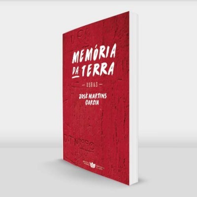 Livro vermelho com título Memória da Terra de José Martins Lemos sobre fundo branco