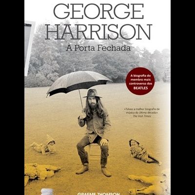 Capa do livro George Harrison À Porta Fechada com homem segurando guarda-chuva e cães no campo