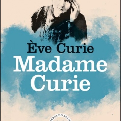 Capa de livro Madame Curie por Ève Curie com fotografia em preto e branco e fundo azul e bege