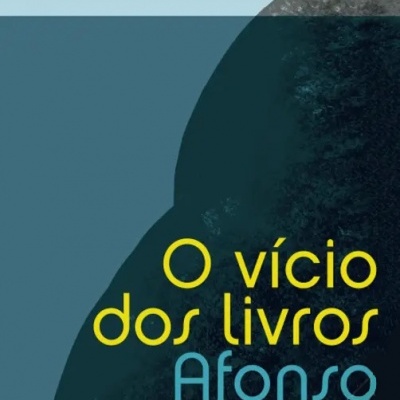 Capa do livro 'O vício dos livros' de Afonso Cruz com design em tons de azul e vermelho e uma pessoa sentada no topo