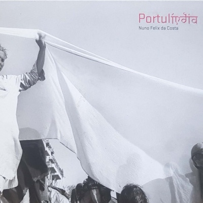 Capa de livro Portugal India com fotografia a preto e branco de pessoas segurando pano branco