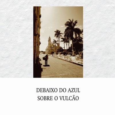 Capa do livro DEBAIXO DO AZUL SOBRE O VULCÃO com autor e fotografia de rua com igreja, palmeiras e banco