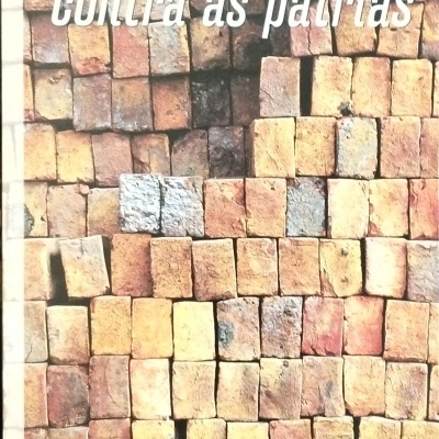 Capa de livro com textura de pedras e texto branco e vermelho