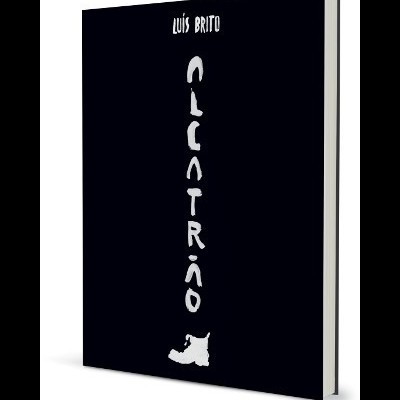 Capa de livro preta com texto branco vertical 'ALCATRÃO' e nome do autor LUÍS BRITO