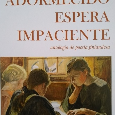 Capa de livro com título em castanho e pintura de três mulheres numa mesa