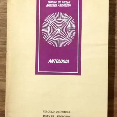 Livro capa creme com etiqueta roxa, texto e desenho circular branco